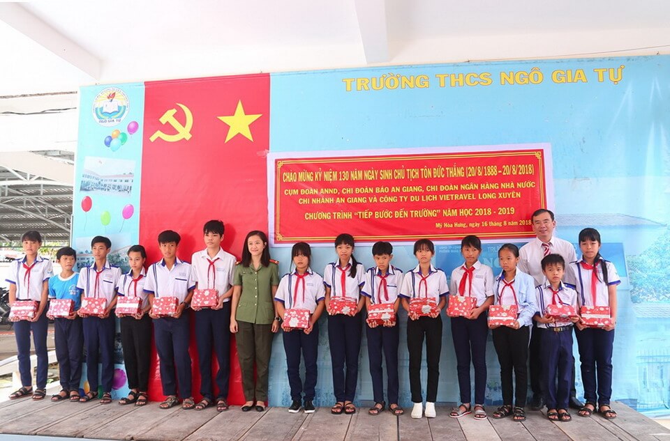 Vietravel trao tặng thẻ BHYT cho học sinh nghèo An Giang